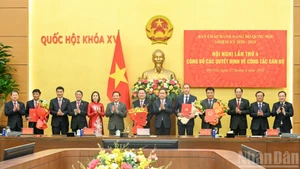 [Foto] Máximo legislador preside reunión del Comité partidista del Parlamento sobre trabajo de personal