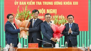 El primer ministro Pham Minh Chinh y el permanente del Secretariado del PCV, Tran Cam Tu, entregan flores para felicitar al secretario del Comité del Partido de Hanói, Nguyen Duy Ngoc, y al jefe de la Comisión de Control Disciplinario del Comité Central del PCV, Tran Sy Thanh.