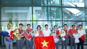 [Foto] Calurosa bienvenida a estudiantes vietnamitas tras éxito en la Olimpiada Internacional de Química