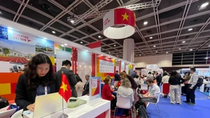 En la exposición. (Foto: giaoducthoidai.vn)