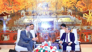 El presidente del Comité Popular de Hanói, Vu Dai Thang, recibe al embajador de Francia en Vietnam, Olivier Brochet. (Foto: hanoimoi.vn)