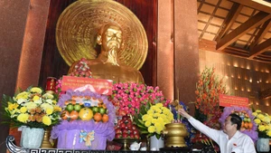 Presidente de Asamblea Nacional rinde homenaje a los heroicos mártires en Ciudad Ho Chi Minh. (Foto: daibieunhandan.vn)