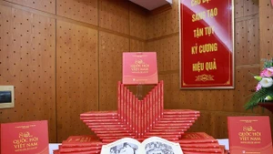 Estrenan libro sobre los 80 años de historia del Parlamento vietnamita. (Foto: VNA)