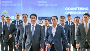 El presidente Luong Cuong, junto con el viceprimer ministro Bui Thanh Son y otros delegados, inspecciona los preparativos para la ceremonia de apertura y la Cumbre de alto nivel de la Convención de la ONU contra la ciberdelincuencia.