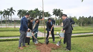 Delegados plantan árboles samanea en el Parque de la Paz. (Foto: Embajada de Colombia en Vietnam)