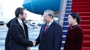 Ceremonia de bienvenida para el secretario general del Partido Comunista de Vietnam, To Lam, y su esposa en el aeropuerto de Londres Stansted. (Foto: VNA)