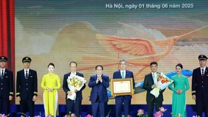 El primer ministro de Vietnam, Pham Minh Chinh, otorga el certificado de mérito a Vietnam Airlines. (Foto: VNA)