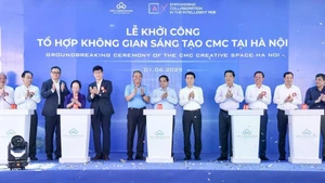 El primer ministro de Vietnam, Pham Minh Chinh, y los delegados dan inicio a la construcción del complejo. (Foto: VNA)