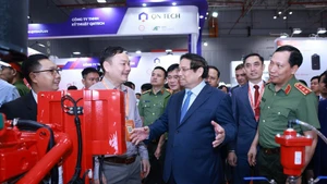 El primer ministro de Vietnam, Pham Minh Chinh, visita la Exposición Internacional sobre Técnicas y Equipos de Seguridad contra Incendios y Rescate 2025. (Foto: VNA)