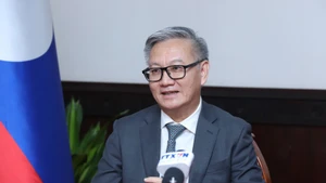 El ministro de Relaciones Exteriores de Laos, Thongsavanh Phomvihane, responde a la entrevista de la VNA. (Foto: VNA)