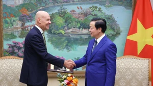 El viceprimer ministro Tran Hong Ha recibe al embajador neerlandés en Vietnam, Kees van Baar. (Foto: VNA)