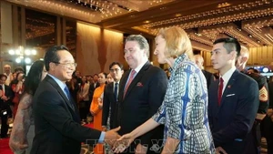 El presidente del Comité Popular de Ciudad Ho Chi Minh, Nguyen Van Duoc, felicita al embajador de Estados Unidos en Vietnam, Marc E. Knapper, y a la cónsul general de ese país en la urbe, Susan Burns, en la ceremonia. (Foto: VNA)