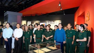 Líderes del Partido, el Estado y el Ejército visitan el Museo de Historia Militar de Vietnam.