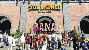 Turistas en Sun World Ba Na Hills. (Foto: baodautu.vn)
