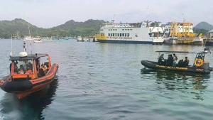 Equipos de rescate indonesios buscan a turistas extranjeros desaparecidos en el estrecho de Padar. (Foto: AFP)