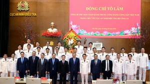 El secretario general del PCV, To Lam, visita la Agencia de Seguridad de Investigación del Ministerio de Seguridad Pública.