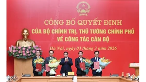 El primer ministro Pham Minh Chinh entrega las decisiones y felicita a los funcionarios nombrados.