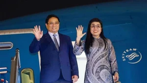 El primer ministro de Vietnam, Pham Minh Chinh, y su esposa parten de Hanói para asistir a la 3ª Conferencia de las Naciones Unidas sobre los Océanos, realizar actividades bilaterales en Francia y visitas oficiales a Estonia y Suecia. (Foto: VNA)
