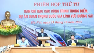 El primer ministro Pham Minh Chinh preside la cuarta reunión en formato virtual del Comité Directivo para Obras Clave y Proyectos Nacionales Importantes en el sector ferroviario. 
