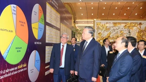 El secretario general del Partido Cojmunista de Vietnam, To Lam, visita hoy el área de exhibición que muestra los logros de la transformación digital de las agencias de prensa. 