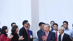 El máximo dirigente partidista asiste a la ceremonia de anuncio de las resoluciones sobre la reorganización administrativa en Ciudad Ho Chi Minh. (Foto: Thong Nhat / VNA)