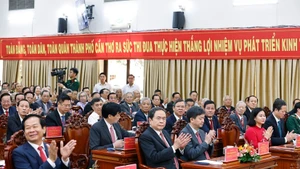 El presidente del Parlamento, Tran Thanh Man, y los delegados en la ceremonia. (Foto: VNA)