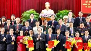 El presidente de la Asamblea Nacional de Vietnam, Tran Thanh Man, entrega decisiones y felicita a los dirigentes de la nueva ciudad de Can Tho. (Foto: VNA)