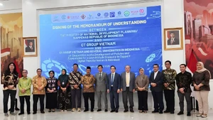 Firma del memorando de entendimiento entre el Grupo CT y el Ministerio de Planificación del Desarrollo Nacional de Indonesia.