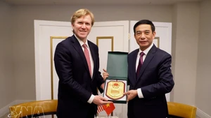 El ministro de Defensa de Vietnam, Phan Van Giang, entrega un regalo al vicesecretario primero del Departamento de Guerra de Estados Unidos, Elbridge A. Colby. (Foto: VNA)