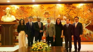 El presidente del Comité Popular de Hanói, Tran Sy Thanh, se toma una foto de recuerdo con el embajador de Singapur en Vietnam, Jaya Ratnam, y los delegados asistentes a la recepción. (Foto: kinhtedothi.vn) 