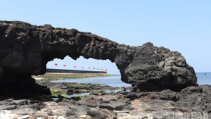 El paisaje natural de la Puerta To Vo, una obra natural única en la isla de Ly Son.