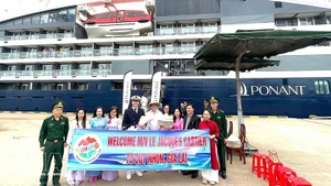 Turistas internacionales en el puerto de Quy Nhon. (Foto: VNA)