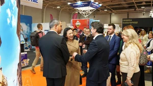 La embajadora de Vietnam en Bulgaria, Nguyen Thi Minh Nguyet, se reúne con el ministro de Turismo anfitrión, Miroslav Borshosh. (Foto: VNA)