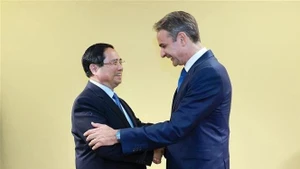 El primer ministro de Vietnam, Pham Minh Chinh (izquierda), y su homólogo griego, Kyriakos Mitsotakis. (Foto: VNA)