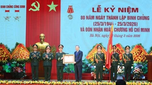 El secretario general del PCV, To Lam, entrega la Orden Ho Chi Minh al Cuerpo de Ingenieros.