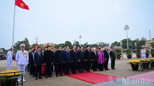 El secretario general del Partido Comunista de Vietnam (PCV), To Lam; el presidente del Estado, Luong Cuong; el primer ministro, Pham Minh Chinh; el presidente de la Asamblea Nacional (AN), Tran Thanh Man; el miembro permanente del Secretariado, Tran Cam Tu, junto con dirigentes y exlíderes del Partido y del Estado y diputados de la AN, recuerdan los grandes méritos del Presidente Ho Chi Minh.