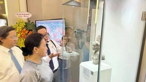La expresidenta de la Asamblea Nacional de Vietnam, Nguyen Thi Kim Ngan, y delegados en el evento. (Foto: VNA)