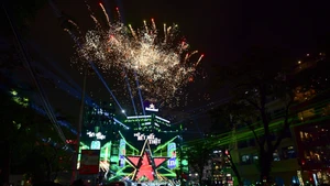 El programa anual de cuenta regresiva para saludar el Año Nuevo 2026 se celebra en el espacio peatonal del lago Hoan Kiem.