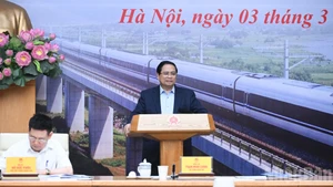 El primer ministro Pham Minh Chinh preside la reunión. (Foto: VNA)