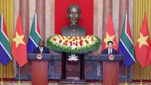 El presidente de Vietnam, Luong Cuong, y su homólogo sudafricano, Matamela Cyril Ramaphosa, acuerdan impulsar una nueva fase de cooperación bilateral más profunda y efectiva. (Foto: VNA)