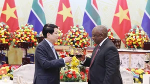 Luong Cuong recibie con un banquete al presidente Cyril Ramaphosa durante su visita de Estado. (Foto: VNA)