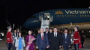 Ceremonia de bienvenida al secretario general del PCV, To Lam, y su esposa en el Aeropuerto Internacional de Sofía. (Foto: VNA)
