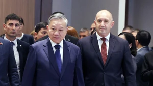 El secretario general del Partido Comunista de Vietnam, To Lam, y el presidente de Bulgaria, Rumen Radev, asisten al Foro Empresarial Vietnam-Bulgaria. (Foto: VNA)