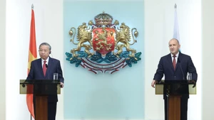 El secretario general del Partido Comunista de Vietnam, To Lam, y el presidente de Bulgaria, Rumen Radev, durante una rueda de prensa realizada tras sus conversaciones en Sofía. (Foto: VNA)