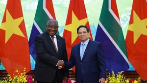 El primer ministro de Vietnam, Pham Minh Chinh, y el presidente de Sudáfrica, Matamela Cyril Ramaphosa. (Foto: VNA)