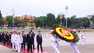 El presidente de Sudáfrica, Matamela Cyril Ramaphosa, y su delegación rinden homenaje al Presidente Ho Chi Minh en su Mausoleo en Hanói. (Foto: VNA)