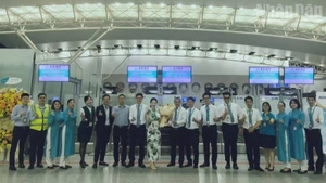 Bienvenida a dos rutas aéreas internacionales comerciales regulares de ida y vuelta entre Ningbo, Shanghái y Hanói.