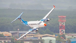 El avión King Air B350 realiza la calibración aérea en el aeropuerto internacional de Long Thanh. (Foto: baodongnai.com.vn)