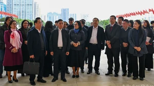 Tran Cam Tu y los delegados inspeccionan los preparativos del XIV Congreso Nacional del PCV en el Centro Nacional de Convenciones.