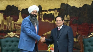 El primer ministro Pham Minh Chinh recibe al ministro de Desarrollo Internacional de Canadá, Randeep Sarai.